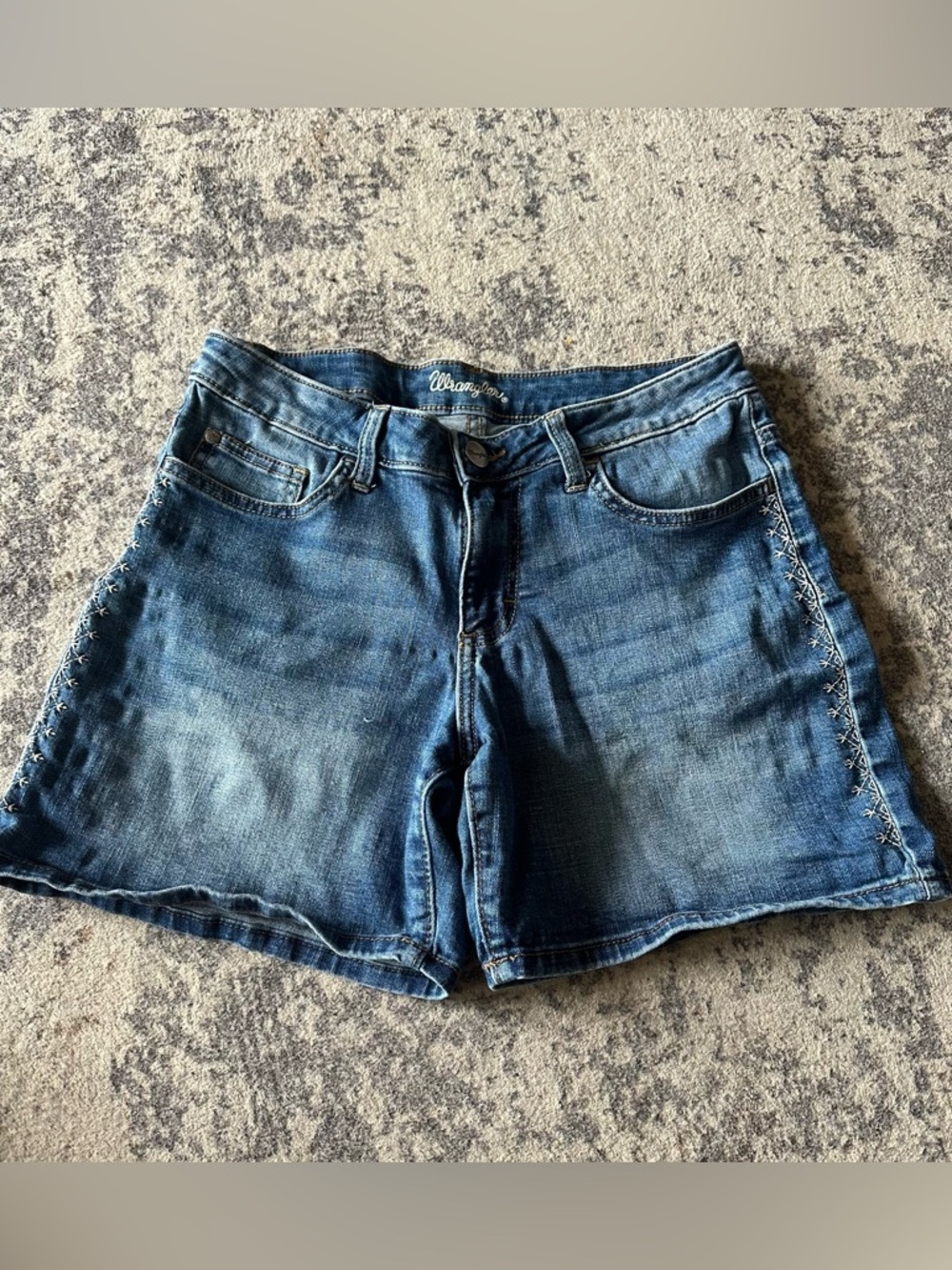 EUC Wrangler Blue Denim Women’s Shorts--sz 8